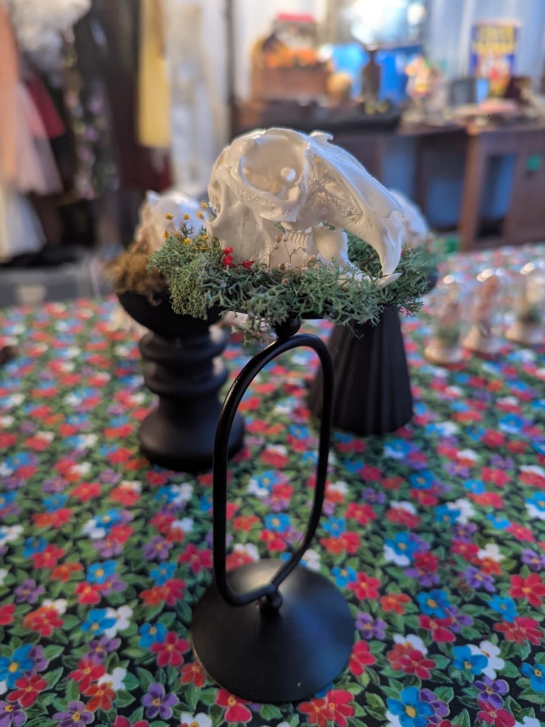 Hollowout Rabbit Skull Totem: Rabbit top and bottom jaw, Reindeer moss, Dried flowers, Metal base